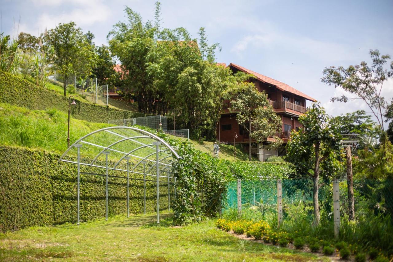 Red House The Garden Stay In Bukit Tinggi By Play Bentong Esterno foto