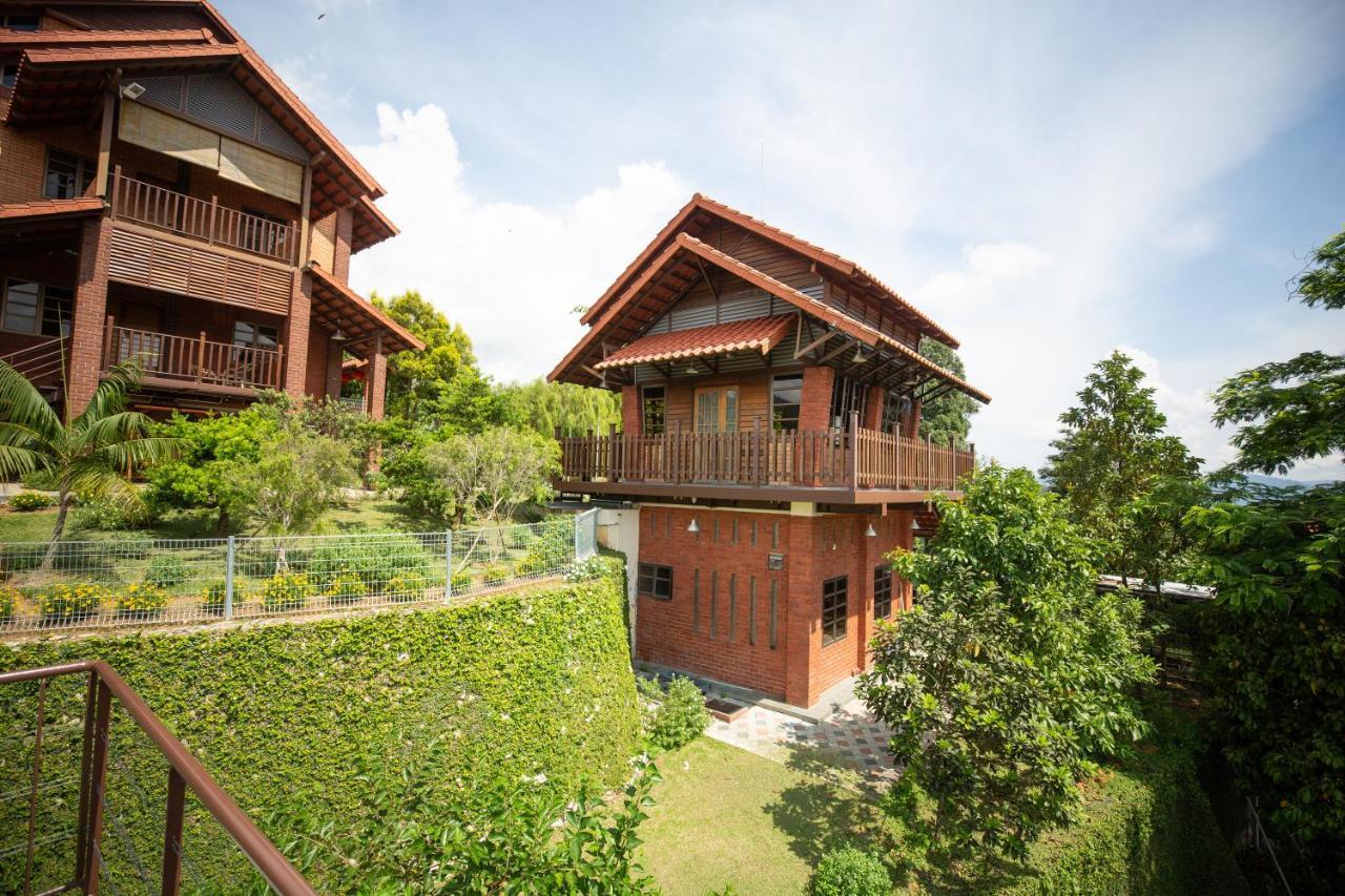 Red House The Garden Stay In Bukit Tinggi By Play Bentong Esterno foto