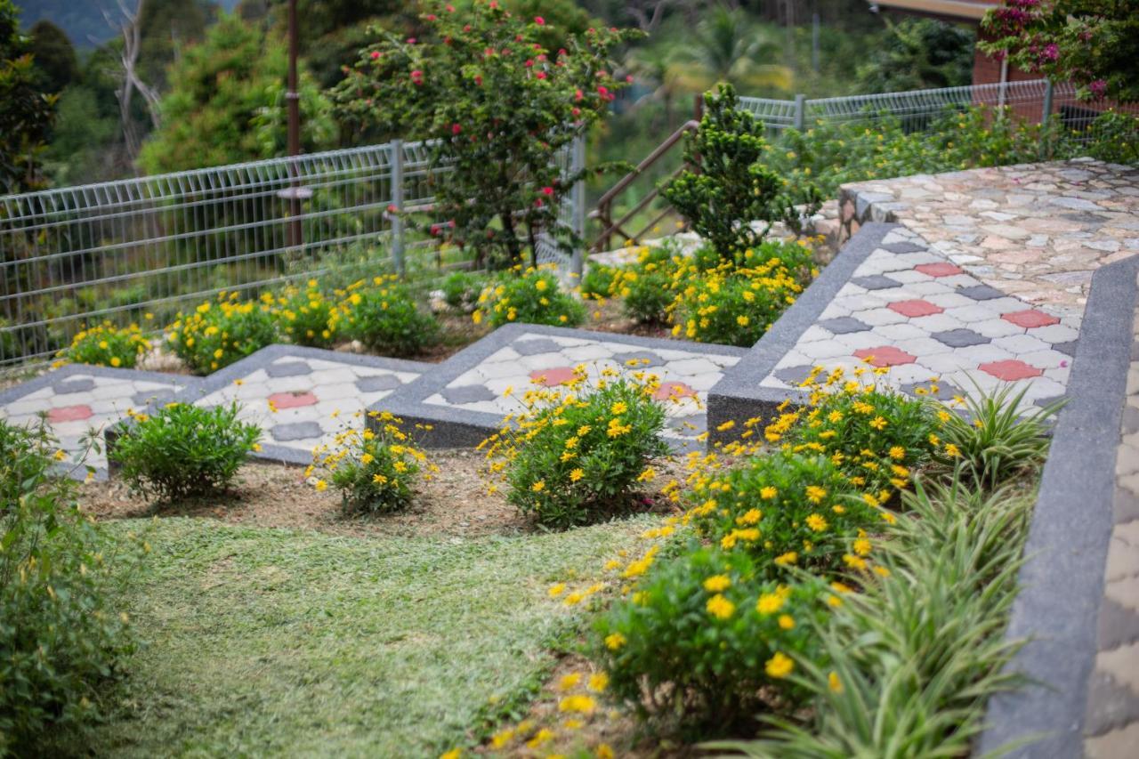 Red House The Garden Stay In Bukit Tinggi By Play Bentong Esterno foto