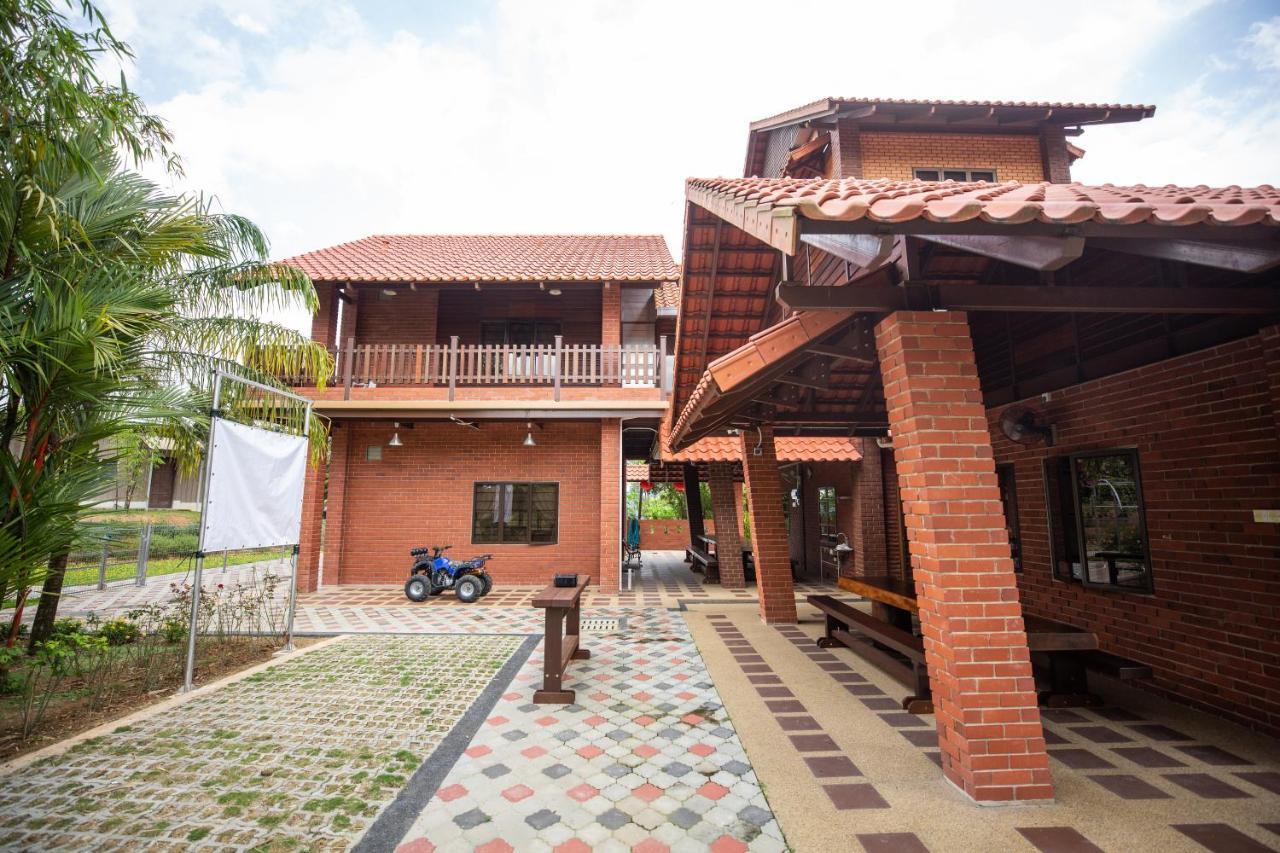 Red House The Garden Stay In Bukit Tinggi By Play Bentong Esterno foto
